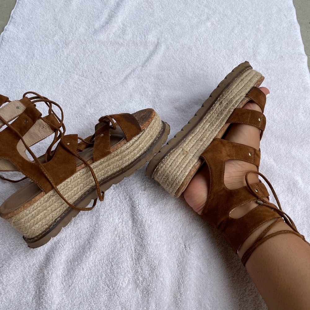 LACE UP PLATFORM SANDALS
